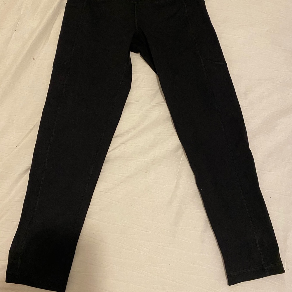 Black leggings (short, under knee)